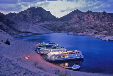 How to Find the Perfect Place to Anchor Your Lake Mead Houseboat Rental